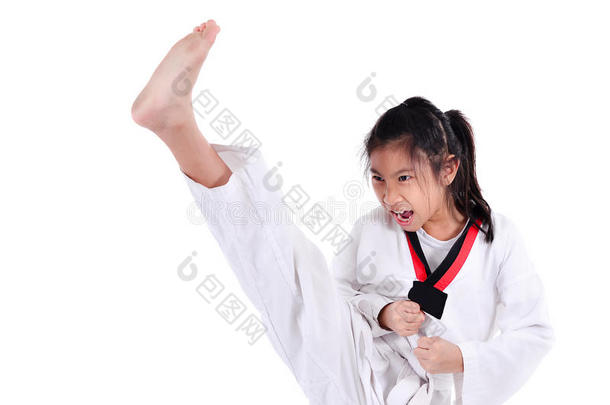 亚洲跆拳道女孩有白色背景。