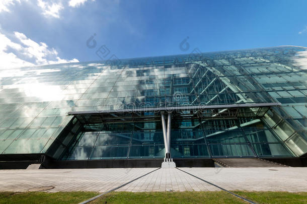 现代简约玻璃建筑的碎片