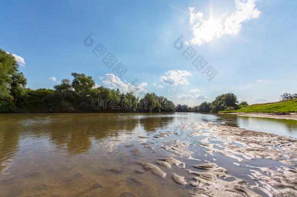 美丽的冬天风景，树木被霜覆盖，沿着冰冻的河流