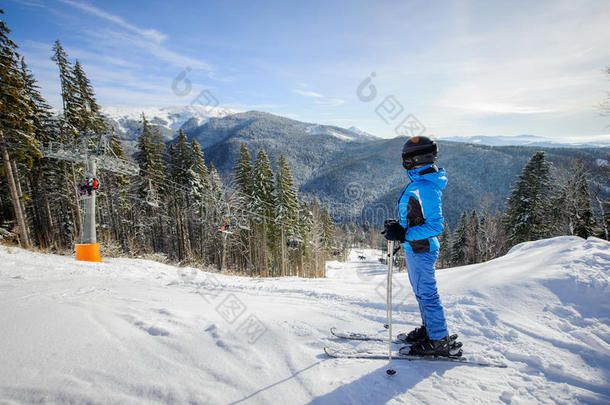 女滑雪者对抗滑雪举重和冬季山脉背景