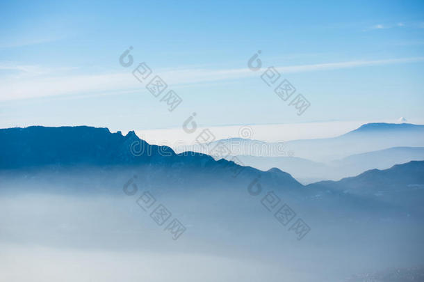 美丽的法国阿尔卑斯山冬季全景空中景观与奇妙的蓝色雾霾多云的背景