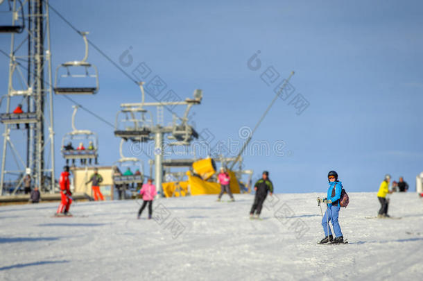 滑雪胜地滑雪下坡的女滑雪者