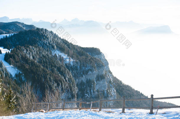 美丽的法国阿尔卑斯山冬季全景空中景观与奇妙的蓝色雾霾多云的背景