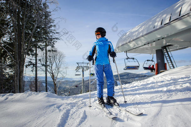 女滑雪者对抗滑雪举重和冬季山脉背景