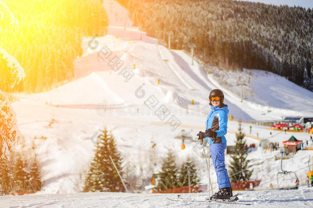 女孩滑雪者在滑雪坡和滑雪升降机的背景