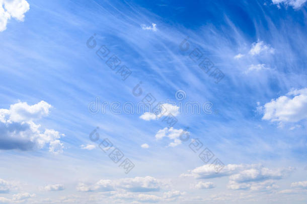 美丽的白色夏云在深蓝色的天空中