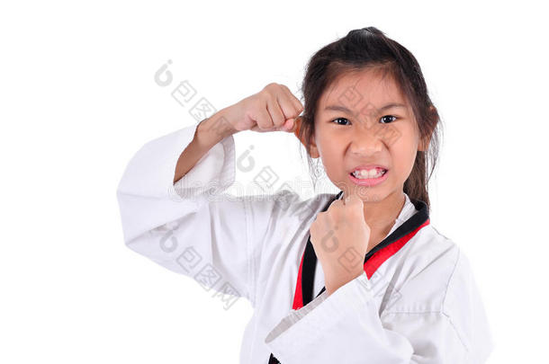 白色背景的亚洲跆拳道女孩。