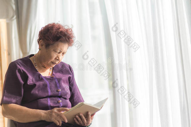 亚洲高级妇女读一本有窗光和<strong>年份</strong>的书