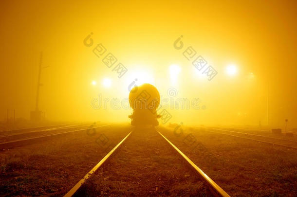 雾中阴沉的铁路
