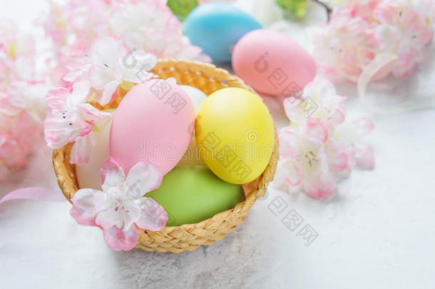 复活节卡片与复活节鸡蛋和粉红色的花