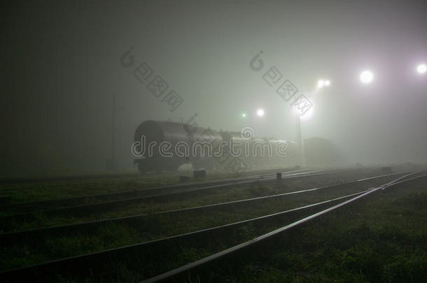 雾中阴沉的铁路