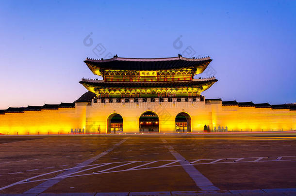 黄昏<strong>时</strong>分，韩国首尔京畿宫的美丽建筑，交通车<strong>发出</strong>的夜光