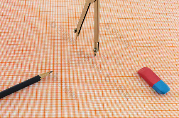 指南针橡皮擦和一张图纸上的铅笔