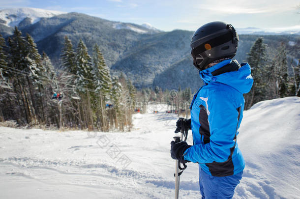 女滑雪者对抗滑雪举重和冬季山脉背景