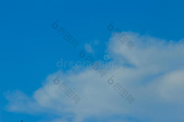 蓝天白云。万里无云的天空。蓝色的天空