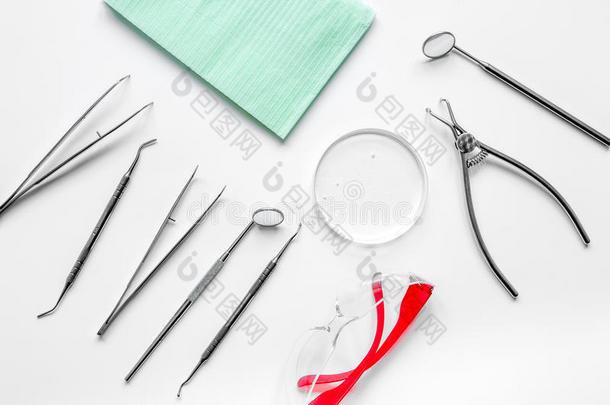 牙医工具在橱柜的白色桌面顶部视图