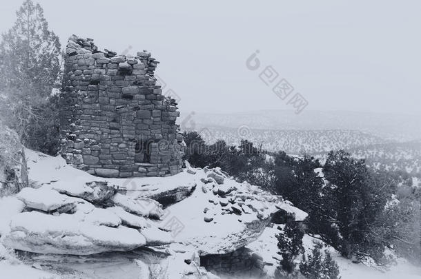 一张老式风格的B&W照片，一幅阿纳萨齐的废墟。