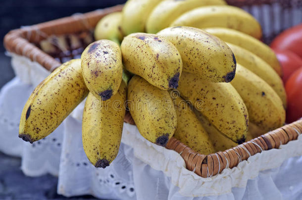 香蕉串在水果篮与白色磷虾
