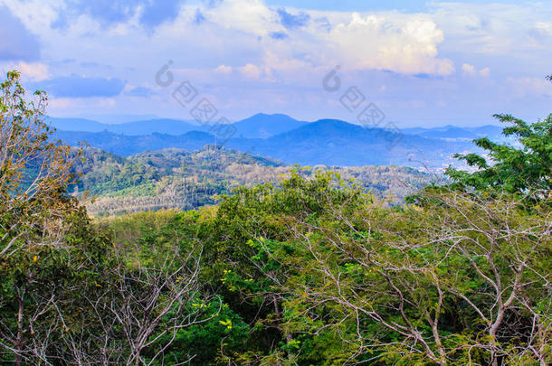 美丽的全景山景从山上大佛在ph