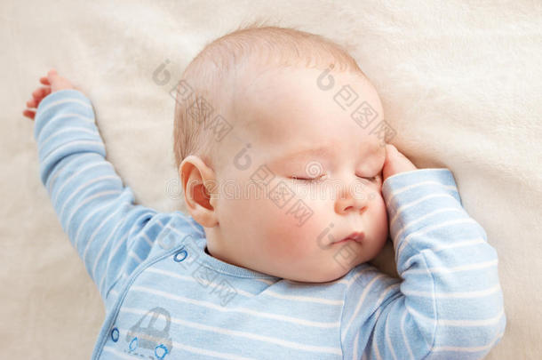 婴儿睡在柔软的毯子上