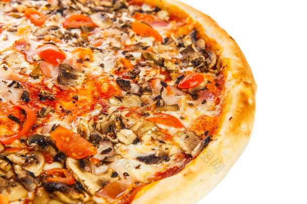 美味的经典意大利比萨饼，配火腿，西红柿，蘑菇和奶酪