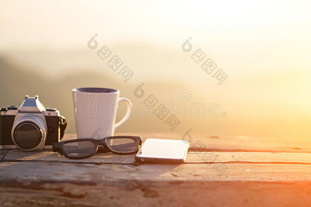 杯子与茶在桌子上的山脉景观与阳光复古