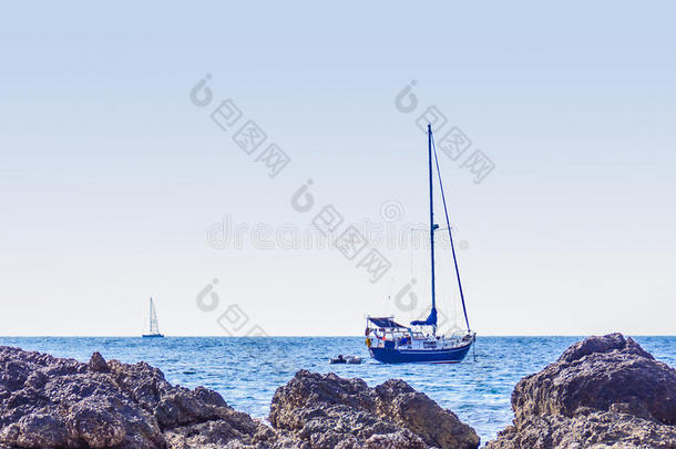 五颜六色的海洋景观与帆船对抗深蓝色的海洋u