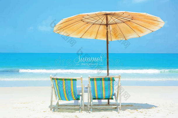 美丽的夏日海滩，有沙滩椅和雨伞