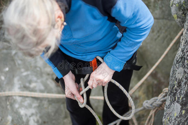 登山者妇女在<strong>安全带</strong>系绳在绳结