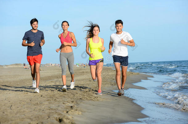 在一个阳光明媚的暑假，一群年轻人在海边的沙滩上奔跑，日落时分
