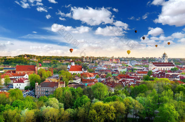 美丽的夏季全景维尔纽斯古镇与五颜六色的热气球在天空