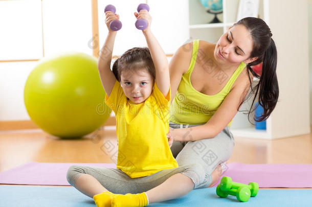 家庭母女在家里或体育馆从事健身、瑜伽、运动