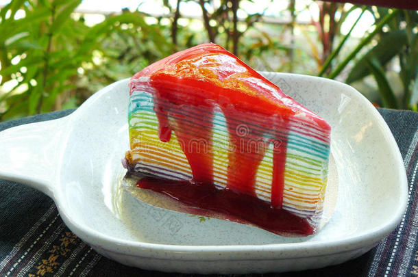 五颜六色的<strong>彩虹</strong>绉蛋糕