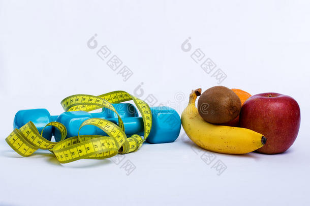 哑铃和苹果，橙色，香蕉，猕猴桃白色背景