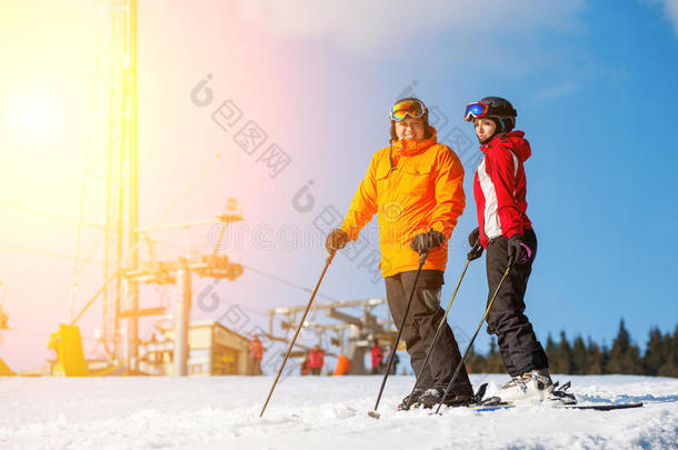 一对夫妇抱着滑雪板站在一个冬季度假胜地