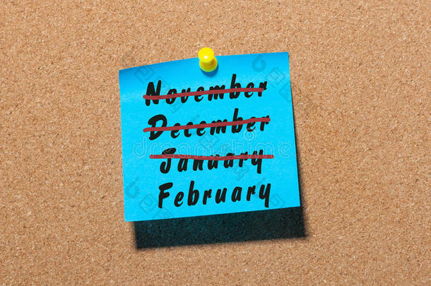 二月-冬季月份名称与罢工11月，12月和1月的蓝色贴纸钉在告示板上