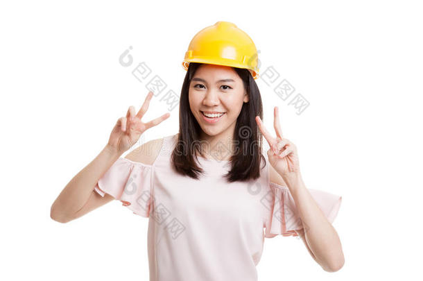 亚洲工程师女子双手出示胜利标志。