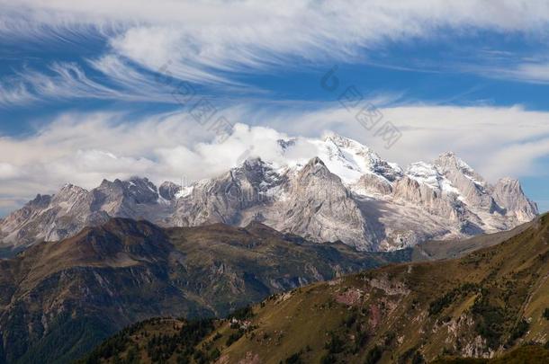 阿尔卑斯山地区蓝色云多云的