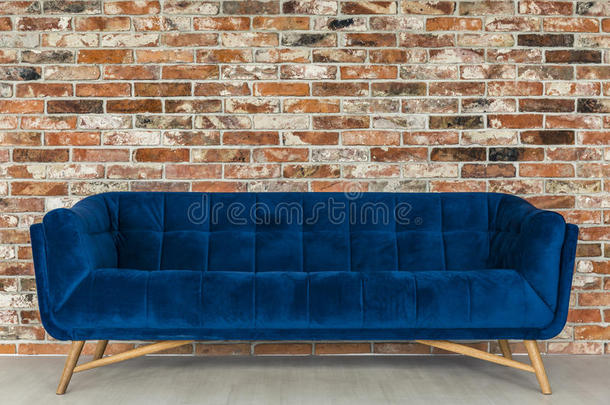 砖墙和蓝色沙发