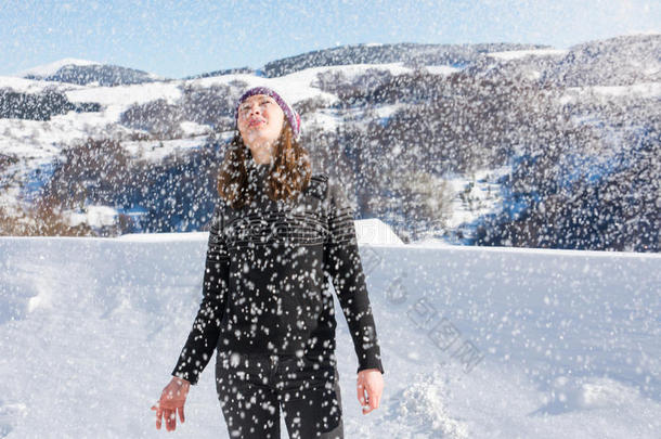 女孩站在山上的大雪中