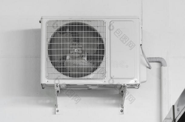 白色墙壁上的空调压缩机单元。
