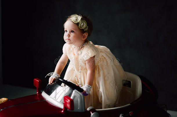 女孩打扮成新娘玩玩具车