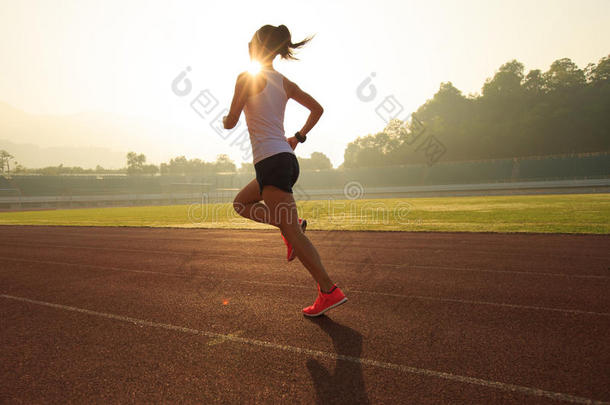 健身女子<strong>跑步</strong>运动员在体育场<strong>跑道上跑步</strong>