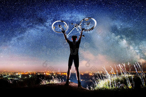 骑自行车的人在星空下的夜晚