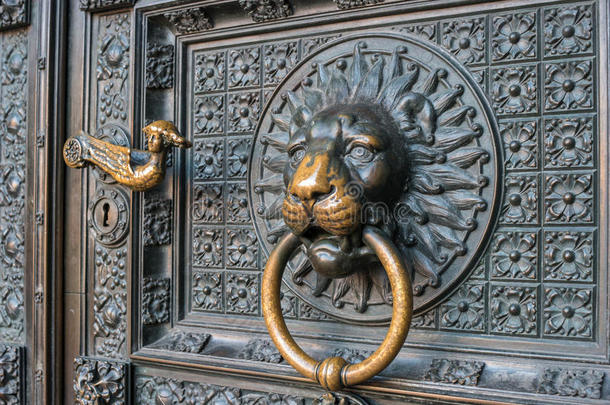 在科隆大教堂的门口，一只狮子的形状`青铜敲钟器，这是德国最著名的教堂。