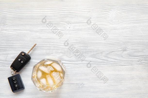 酒精和驾驶的概念在木制背景顶部视图