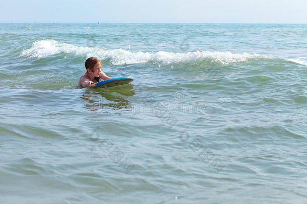 冲浪-年轻女孩冲浪在地中海，西班牙