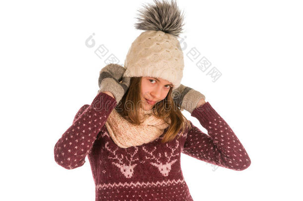 可爱的女孩穿着温暖的毛衣，帽子，围巾和手套玩得很开心
