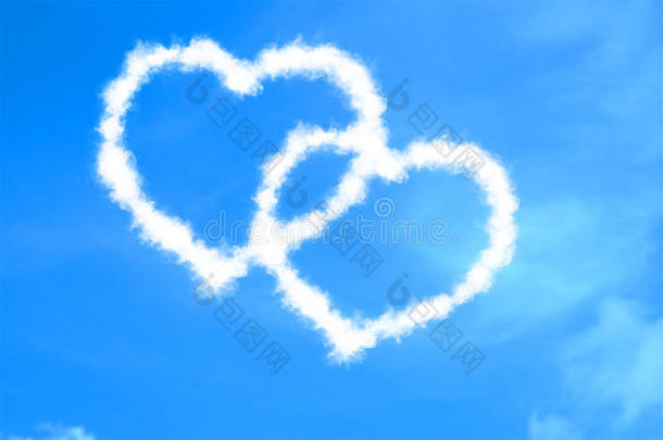 抽象的两颗心形状的爱画在蓝天上，以白云为背景，情人节节日活动节日标志