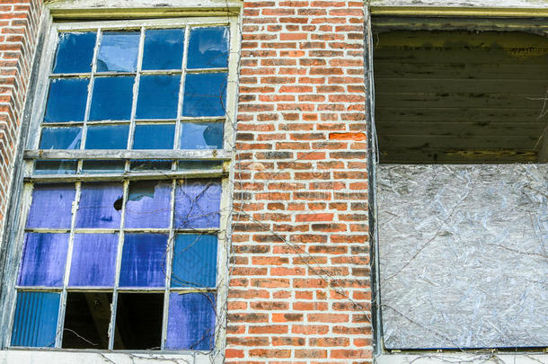 废弃的砖楼破窗户